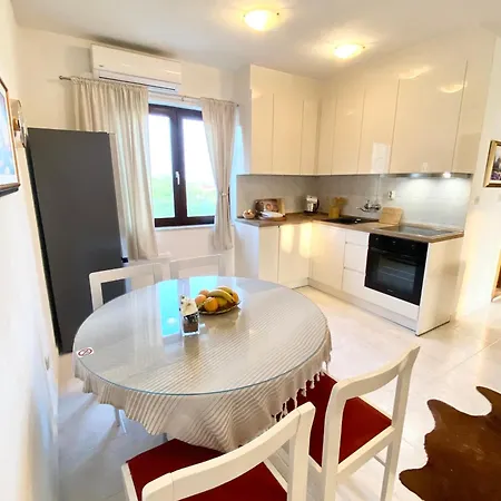Golden Apartment Split