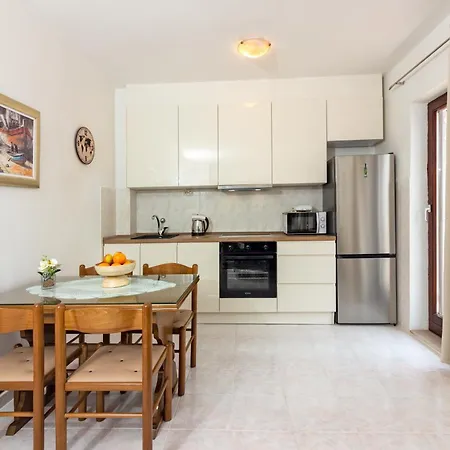 Apartman Nest Split