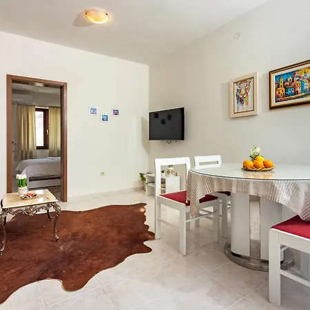 Golden Apartment Split