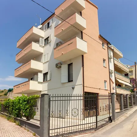 Apartment Golden Split