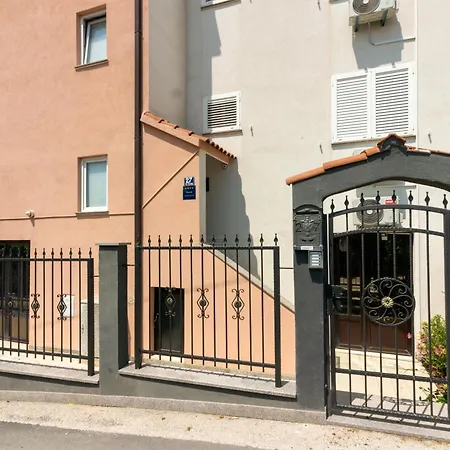 Golden Apartment