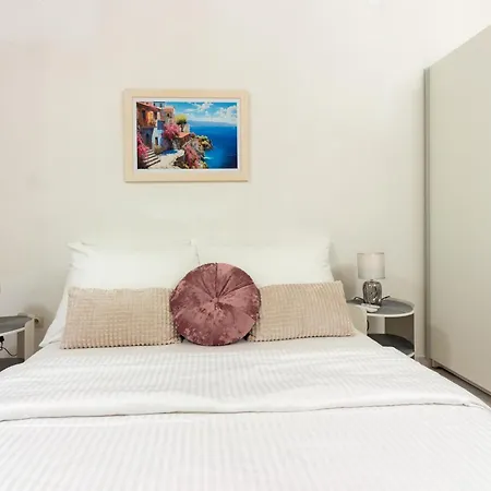 Golden Apartment *